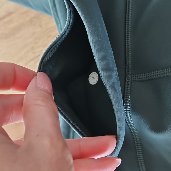 Lululemon Train Times Crop (17"), Size 6 - Picture 11 of 12